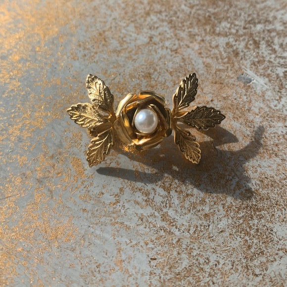 Two Vintage Rose Faux Pearl Brooches - Picture 2 of 7